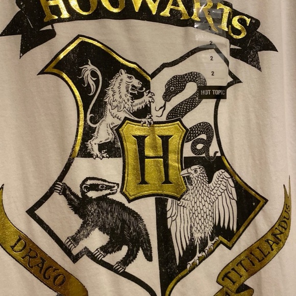 Hot Topic Hogwarts Crest Raglan - Picture 3 of 5